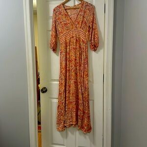 Maxi dress with tasteful outlet midriff